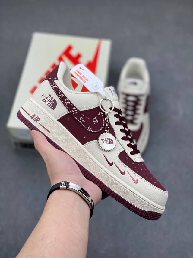 海外限量发售！公司级nike Air Force 1 '07 Low “北面联名 酒红三勾”空军一号 低帮 运动鞋 休闲鞋 折边针车 工艺难度大 原楦头原纸板