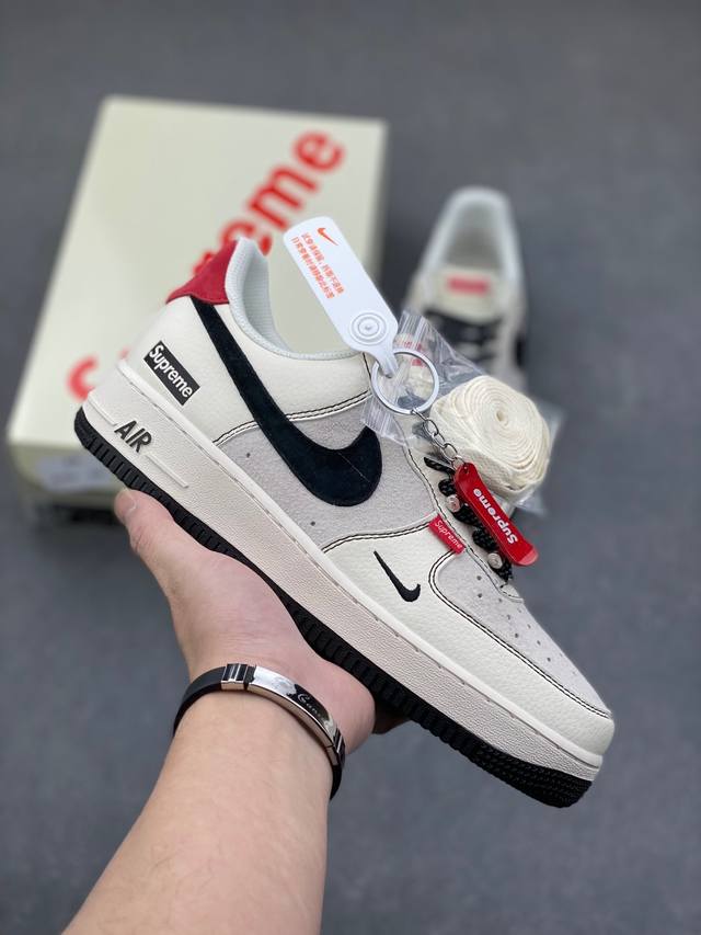 海外限量发售！公司级nike Air Force 1 '07 Low “Supreme联名--米黑红尾”空军一号 低帮 运动鞋 休闲鞋 折边针车 工艺难度大 原