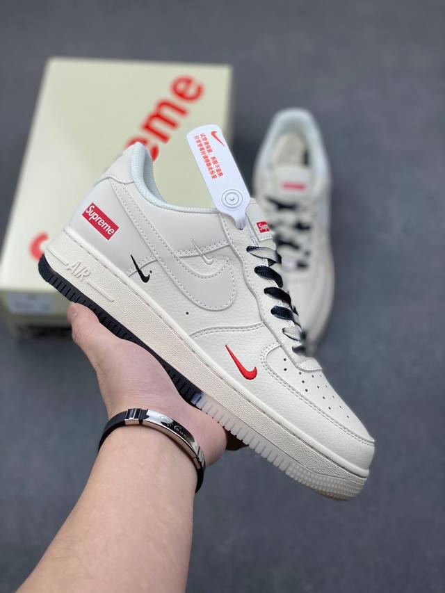 海外限量发售！公司级nike Air Force 1 '07 Low “Supreme联名--米白双色底”空军一号 低帮 运动鞋 休闲鞋 折边针车 工艺难度大