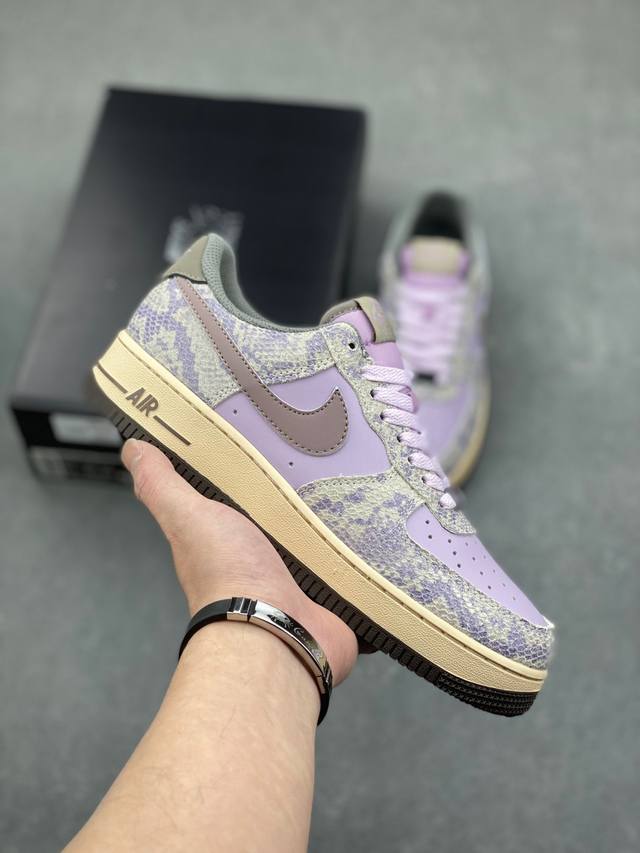 纯原级别 Nike Air Force 1 Low “紫蛇皮” 货号：Hf2898-500 原厂冲刀皮料切割干净 无任何毛边 清洁度细节完美 做工细节全方位比对