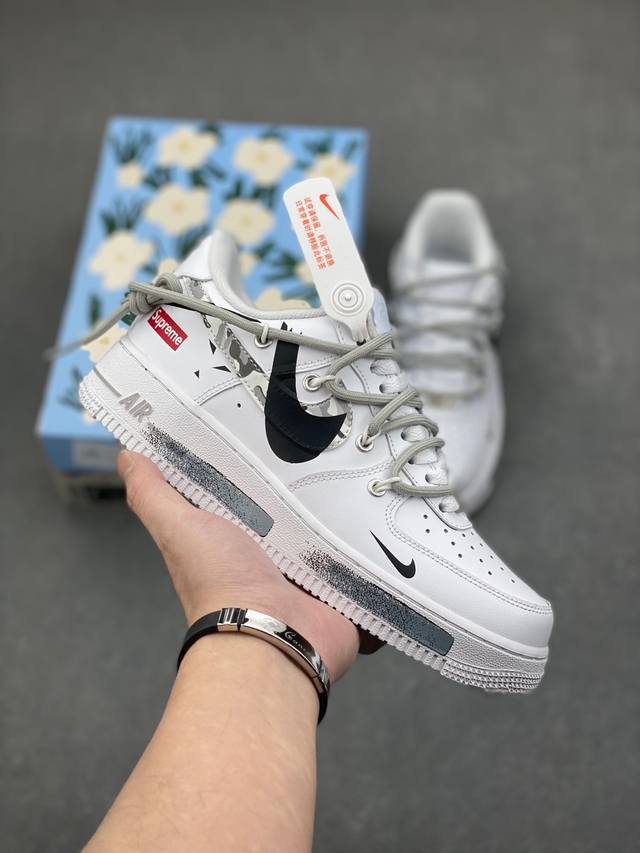 Sup断勾”订制空军一号板鞋 该定制版球鞋选用原鞋款为supreme X Nike Air Force 1Low Box Logo”防滑轻便低帮板鞋男女同款白色