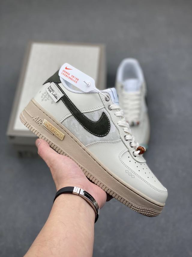 Nike Air Force 1 Low 空军一号低帮百搭休闲运动板鞋。柔软、弹性十足的缓震性能和出色的中底设计，横跨复古与现代的外型结合，造就出风靡全球三十多