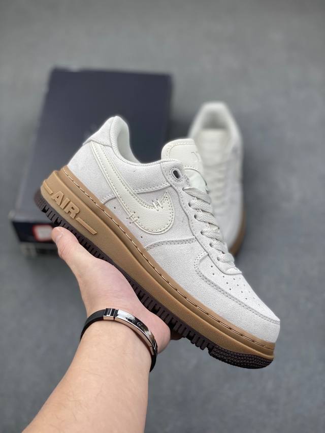 Nike Air Force 1 Low 空军一号低帮百搭休闲运动板鞋。柔软、弹性十足的缓震性能和出色的中底设计，横跨复古与现代的外型结合，造就出风靡全球三十多