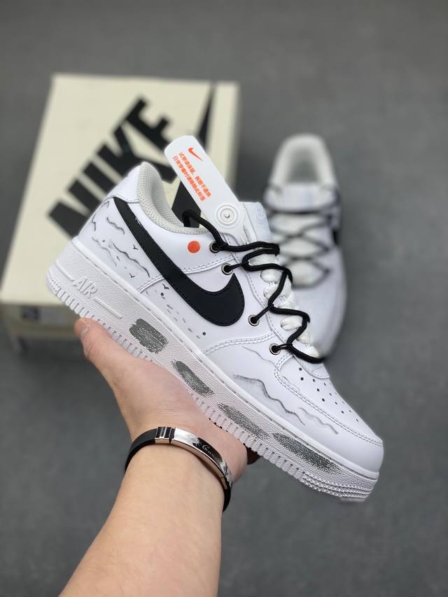 Nike Air Force 1 Low 空军一号低帮百搭休闲运动板鞋。柔软、弹性十足的缓震性能和出色的中底设计，横跨复古与现代的外型结合，造就出风靡全球三十多