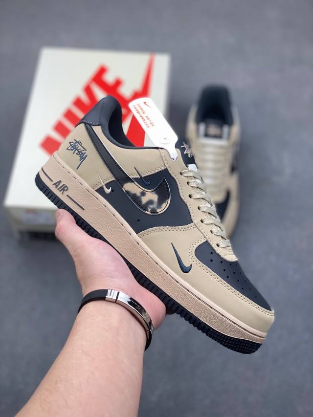 Nike Air Force 1 Low 空军一号低帮百搭休闲运动板鞋。柔软、弹性十足的缓震性能和出色的中底设计，横跨复古与现代的外型结合，造就出风靡全球三十多