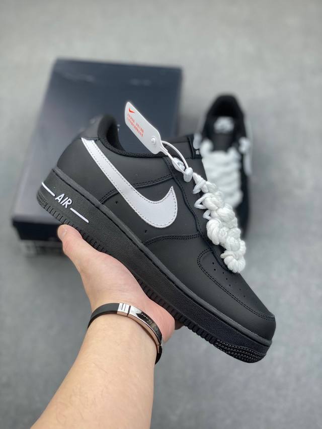 Nike Air Force 1 Low 空军一号低帮百搭休闲运动板鞋。柔软、弹性十足的缓震性能和出色的中底设计，横跨复古与现代的外型结合，造就出风靡全球三十多