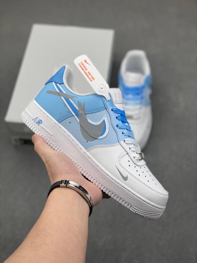 二次元断勾”订制空军一号板鞋 该定制版球鞋选用原鞋款nike Air Force 1'07空军一号低帮休，设计灵感来源于二次元漫画风，鞋面手绘渐变的蓝色色块，加