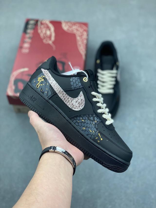 Nike Air Force 1 Low 空军一号低帮百搭休闲运动板鞋。柔软、弹性十足的缓震性能和出色的中底设计，横跨复古与现代的外型结合，造就出风靡全球三十多