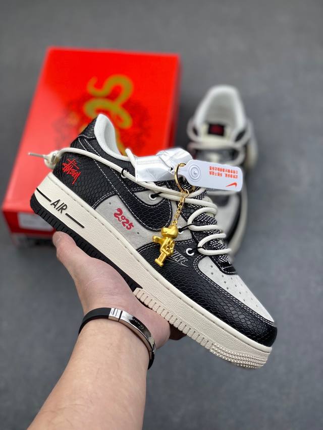 海外限量发售！公司级nike Air Force 1 '07 Low “斯图西联名蛇年限定 黑蛇纹抽绳”空军一号 低帮 运动鞋 休闲鞋 折边针车 工艺难度大 原