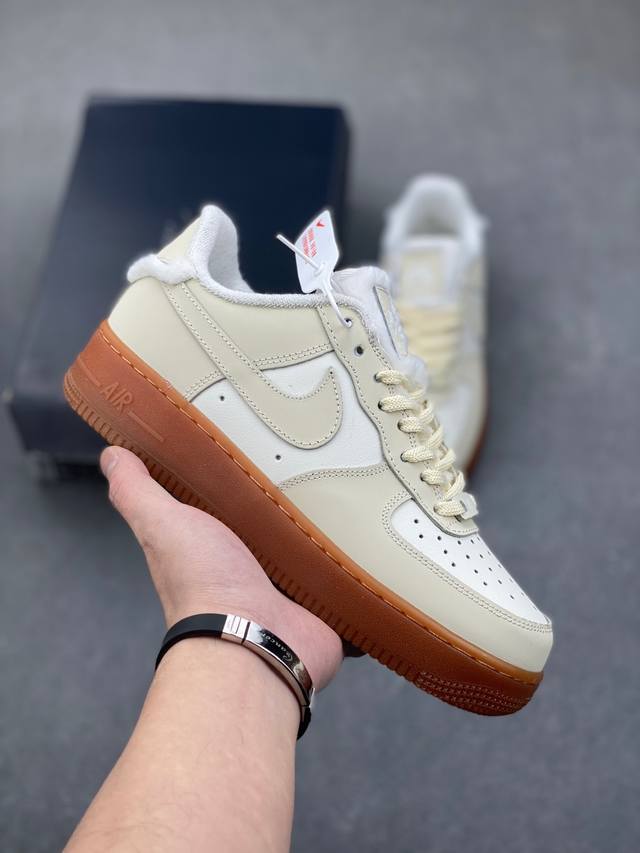 Nike Air Force 1 Low 空军一号低帮百搭休闲运动板鞋。柔软、弹性十足的缓震性能和出色的中底设计，横跨复古与现代的外型结合，造就出风靡全球三十多