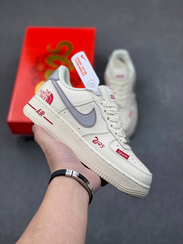 海外限量发售！公司级nike Air Force 1 '07 Low “北面蛇年限定 米白灰蛇鳞”空军一号 低帮 运动鞋 休闲鞋 折边针车 工艺难度大 原楦头原