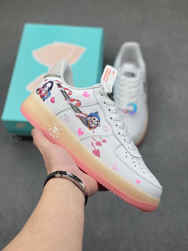 漫画系列 #蛇年限定 Nike Air Force 1 Low 女帝蛇姬”“Empress Snake Princess” 在海贼王的世界中，有一位风华绝代的女