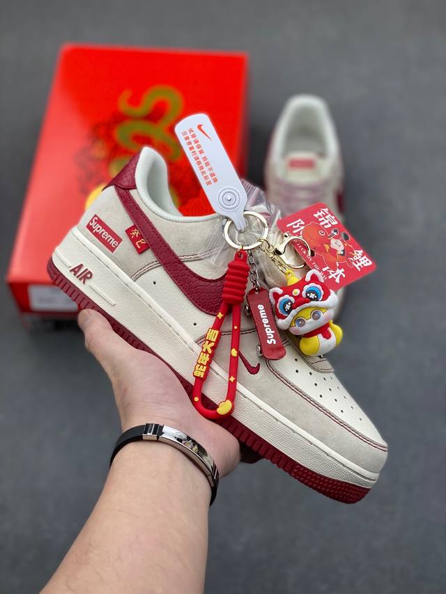 海外限量发售！公司级nike Air Force 1 '07 Low “Supreme联名蛇年限定 红蛇纹勾”空军一号 低帮 运动鞋 休闲鞋 折边针车 工艺难度