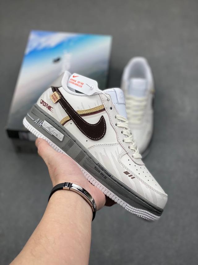 Nike Air Force 1 Low 空军一号低帮百搭休闲运动板鞋。柔软、弹性十足的缓震性能和出色的中底设计，横跨复古与现代的外型结合，造就出风靡全球三十多