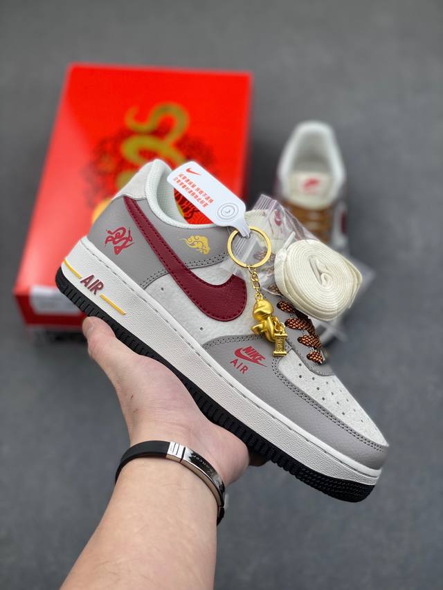 海外限量发售！公司级nike Air Force 1 '07 Low “蛇年限定 米灰红勾”空军一号 低帮 运动鞋 休闲鞋 折边针车 工艺难度大 原楦头原纸板