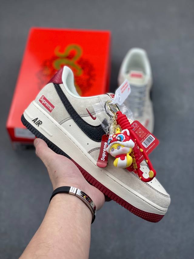 海外限量发售！公司级nike Air Force 1 '07 Low “Supreme联名蛇年限定 黑蛇纹勾”空军一号 低帮 运动鞋 休闲鞋 折边针车 工艺难度