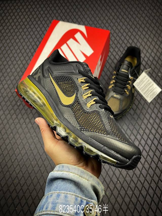 公司级nike Air Max 2013 联名气垫跑鞋 整体依旧以stussy标志性的麻布编织材质覆盖 鞋身大面积采用了网眼材质为主 并且后跟部分还带有反勾sw