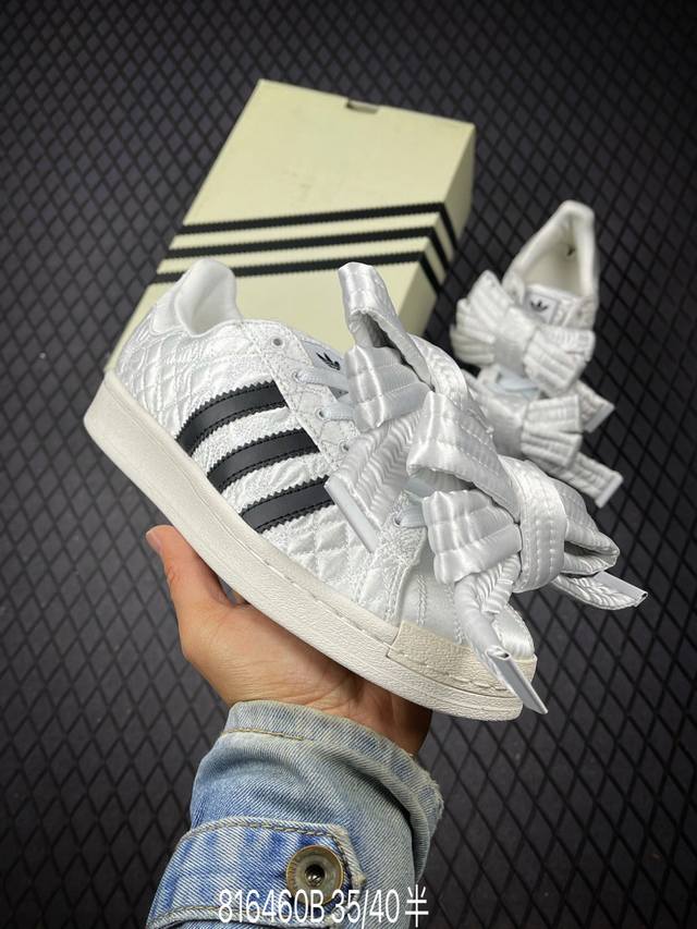 阿迪达斯 Adidas Superstar 三叶草 经典贝壳头系列 新款休闲板鞋潮流女士运动鞋 。鞋面织物材质 标志性的贝壳鞋头，锯齿三条纹，简约的线条。就连版