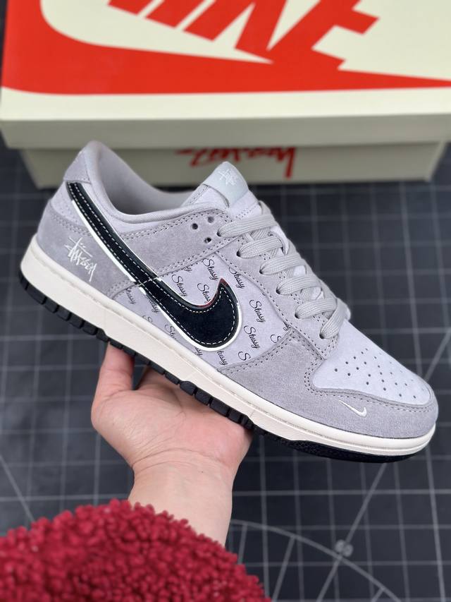 Nk Sb Dunk Low 斯图西联名-黑灰猪八英文 周年高端定制 低帮休闲板鞋 #定制鞋盒 大厂纯原品质出货 超高清洁度 皮料切割干净无任何毛边 细节完美