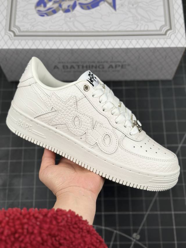 潮流教父nigo品牌 Bape Sta “Tokyo” 白压纹经典百搭休闲运动板鞋 经典猿人头设计 纯正版型 海玻璃鞋垫 内置全掌气垫 全套顶级包装 包含猿人l