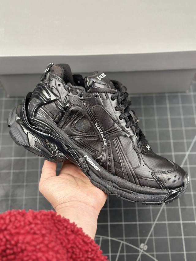 Xa版 Balenciaga 巴黎世家 7.5代 安德玛联名runner运动鞋 不含皮运动鞋，网布材质，磨损效果，鞋头边缘印有尺码，背面浮印尺码，外侧印有跑者徽