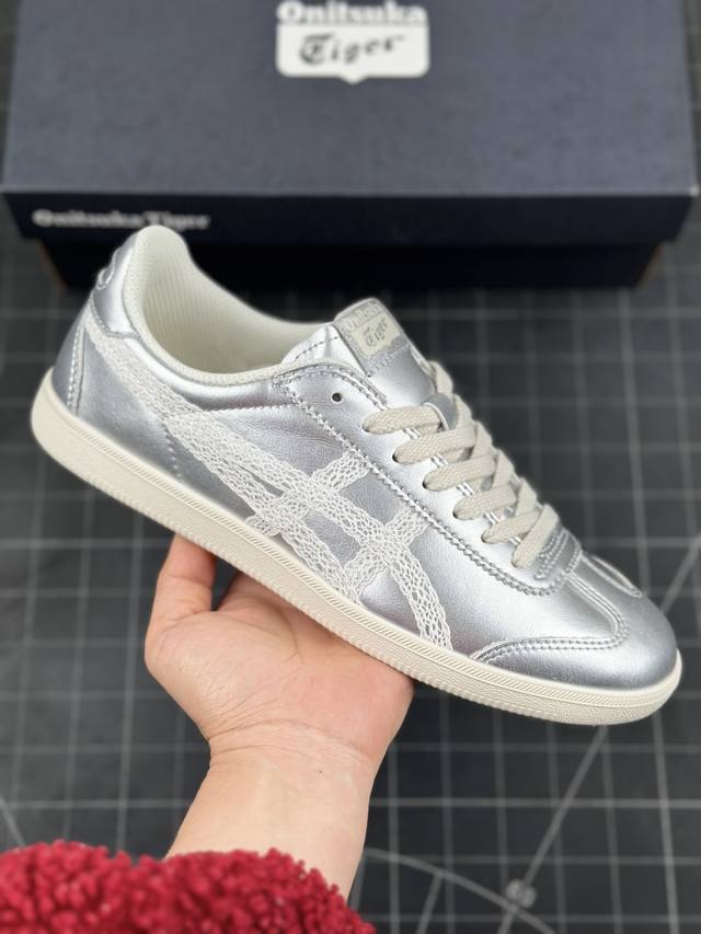 公司级亚瑟士 Onitsuka Tiger Tokuten 复古低帮休闲跑鞋 鞋跟 鞋舌处印有鬼塚虎特有的品牌logo标志 提升品牌的认知度 柔软内里材质 穿着