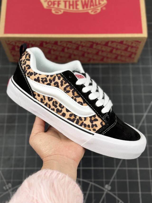 万斯 Vans Knu-Skool 面包鞋 坎普尔 茱利安系列低帮复古硫化休闲运动板鞋“肥胖版大logo” 要说整个年最为热门的鞋型之一， 面包鞋 绝对值得一提