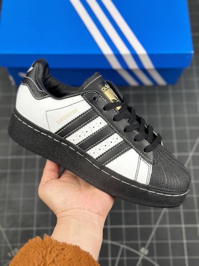 公司级adidas Originals Superstar Xlg 贝壳头系列低帮经典百搭休闲运动板鞋 以现代时尚元素焕新演绎的经典运动鞋当你试图定义adida