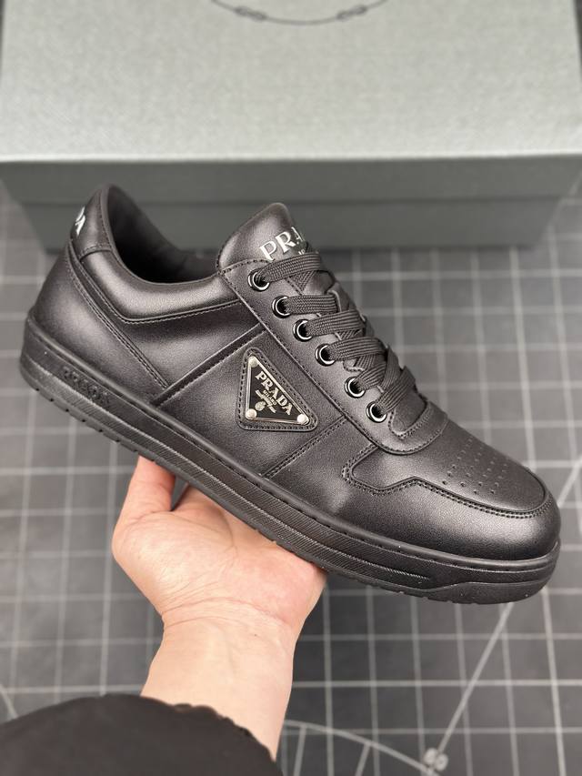 广东原装品质 普拉达prada Downtown Low Sneakers 闹市区系列低帮系带百搭休闲运动小白板鞋“皮革黑白熊猫三角标” 男鞋广东原产#原楦数据