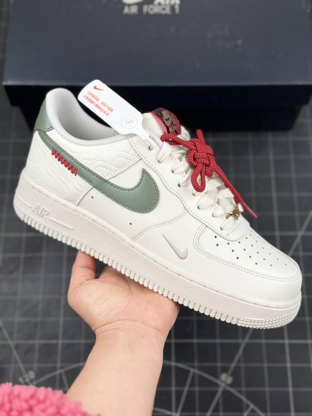 公司级耐克nike Air Force 1‘07低帮蛇年限定白绿本命年鞋子空军一号低帮百搭休闲运动板鞋 柔软、弹性十足的缓震性能和出色的中底设计，横跨复古与现代