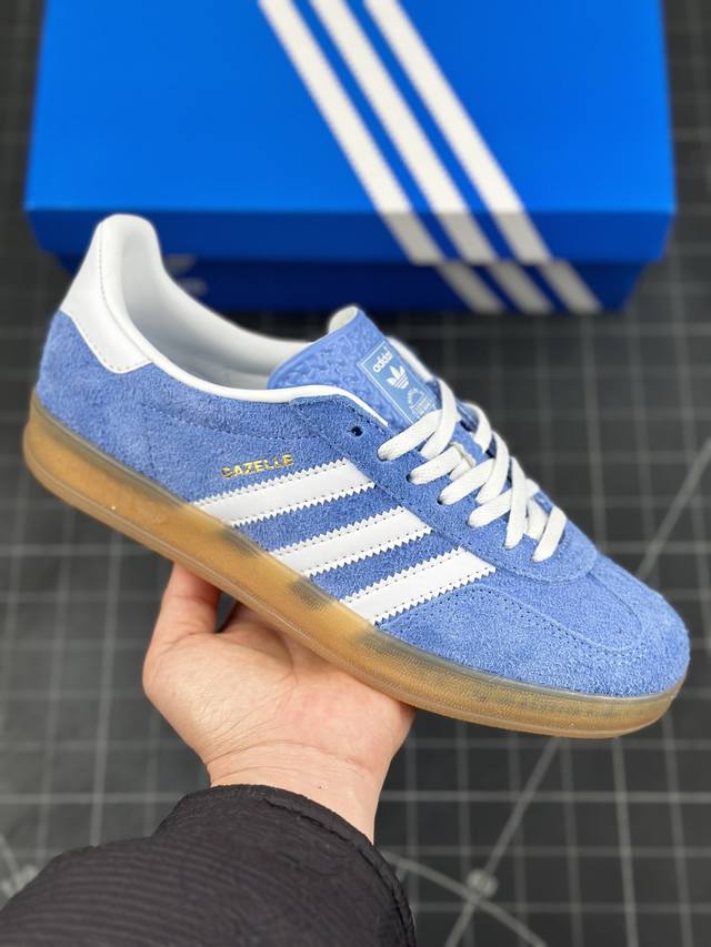 阿迪达斯adidas Originals Gazelle Indoor 三叶草复古休闲防滑耐磨低帮板鞋 鞋款采用柔软的绒面革和耐用的皮革衬里融合在橡胶外底上，具