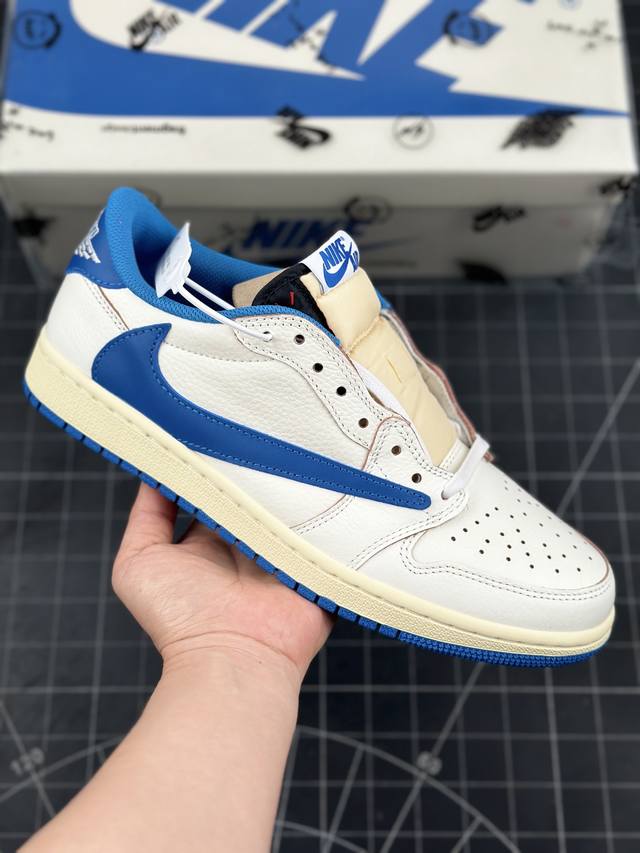 Travis Scott X Air Jordan 1 Low Pale Vanilla低帮 白蓝倒钩联名 Aj1 乔丹1代 乔丹篮球鞋系列 鞋款整体以白碳蓝为