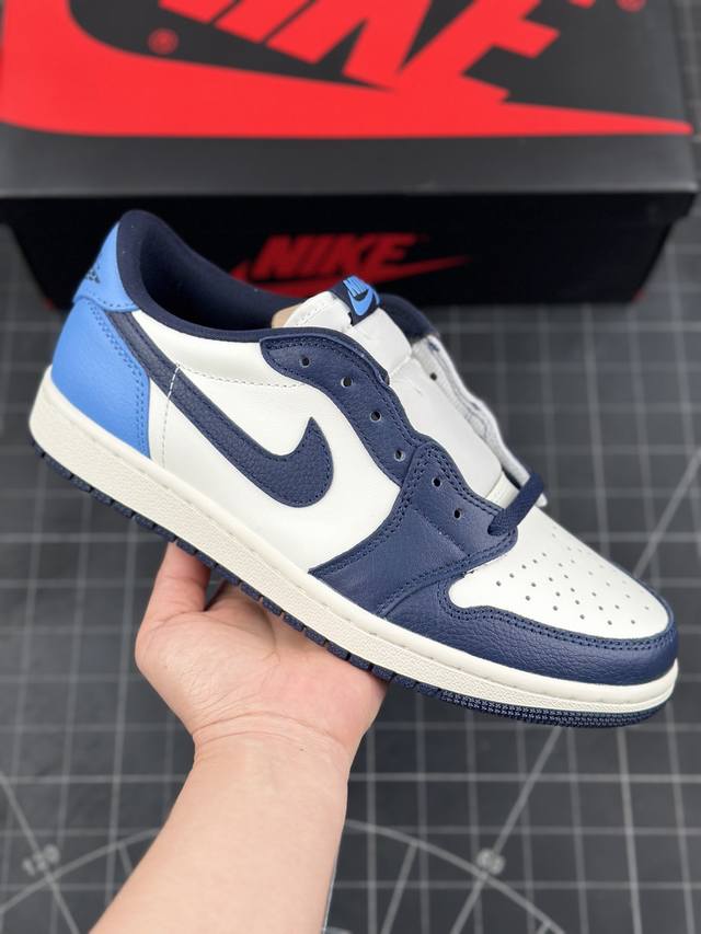 Air Jordan 1 Low Og Obsidian 低帮 黑曜石 Aj1 乔丹1代 黑白蓝 乔丹篮球鞋系列 整体以白色皮革材质为主色调呈现，搭配深蓝色皮革