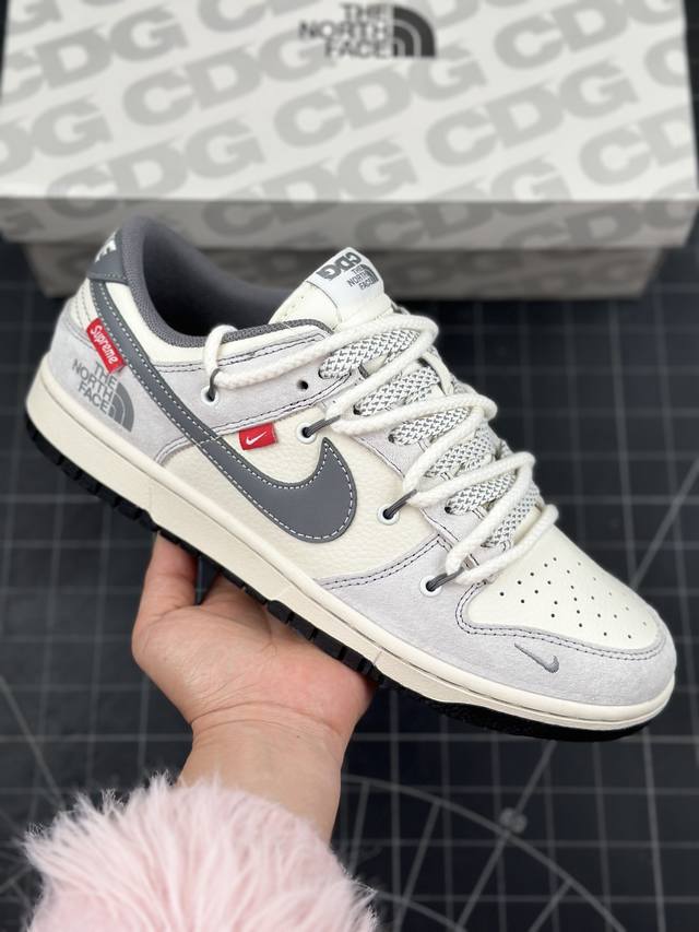 Nk Sb Dunk Low 北面 X Sup联名 米灰灰勾 周年高端定制 低帮休闲板鞋 #定制鞋盒 大厂纯原品质出货 超高清洁度 皮料切割干净无任何毛边 细节