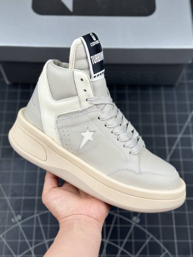 Converse携手rickowens 开启drkshdw联名计划。以 80 年代的经典篮球鞋 Weapon 为灵感。Converse 与 Rick Owens