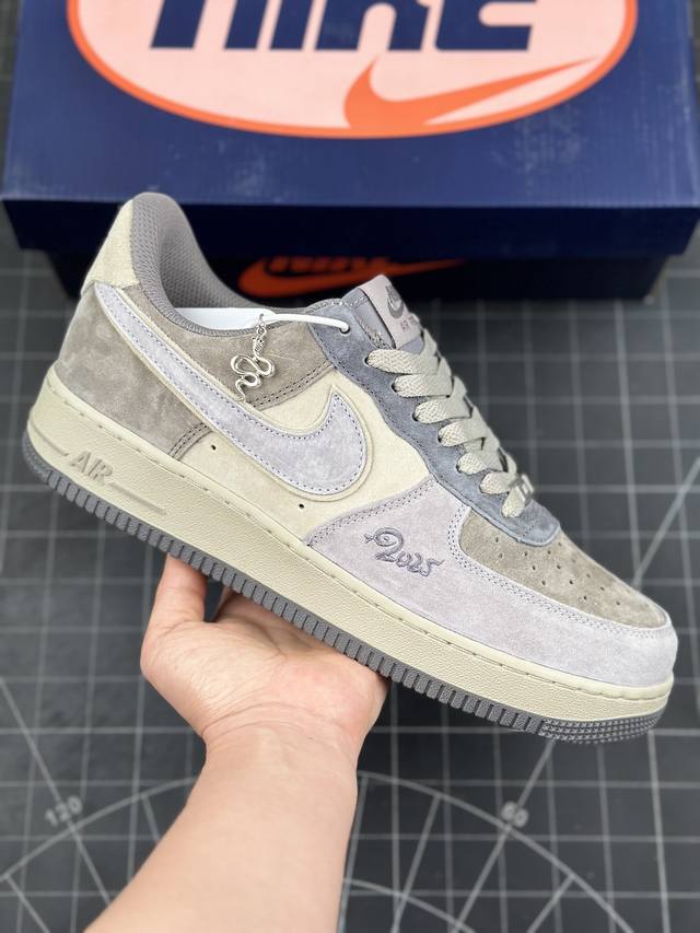 Nk Air Force 1‘07 Low ”Banded Krait“ 银环灵蛇 空军一号低帮休闲板鞋 #传说中，银环灵蛇浑身布满银白相间的环纹，鳞片闪烁着奇