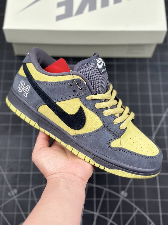 耐克 Supreme X Nike Dunk Low 94 运动鞋复古解构绑带板鞋 作为 80 年代经典篮球鞋款，起初专为硬木球场打造，后来成为席卷街头的时尚标