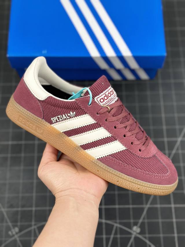 阿迪达斯adidas Originals Handball Spzl 手球运动员系列百搭休闲运动板鞋“灯芯绒酒红米白生胶底” 这款来自阿迪达斯的这款handba