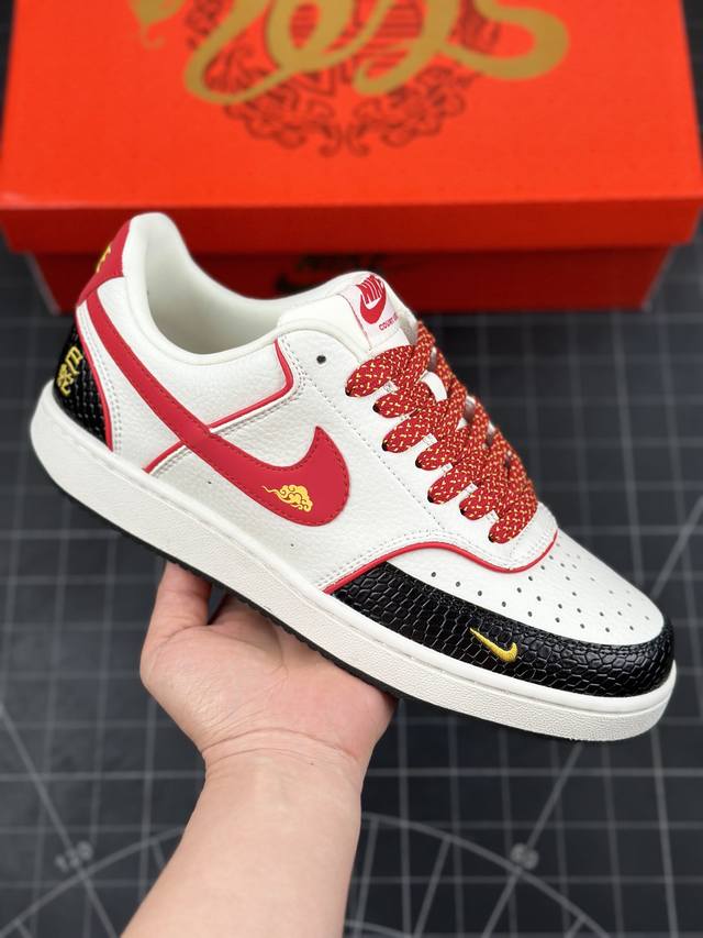 Nike Court Vision Low 蛇年限定 白红黑满天星 休闲运动板鞋 低帮百搭透气休闲运动板鞋，经典耐用的设计 兼顾舒适脚感和出众风范，演绎匠心之作