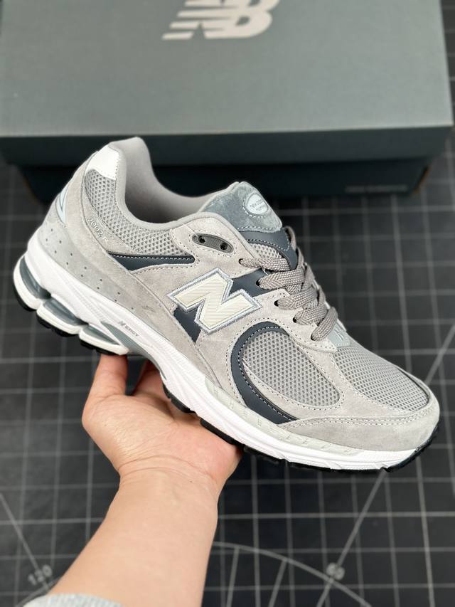 New Balance 2002系列 复古休闲跑步鞋 全新批次 细节材料升级，鞋款延续了经典科技，升级版n-Ergy缓震物料机能与材质上脚太舒适了，鞋面的柔软麂