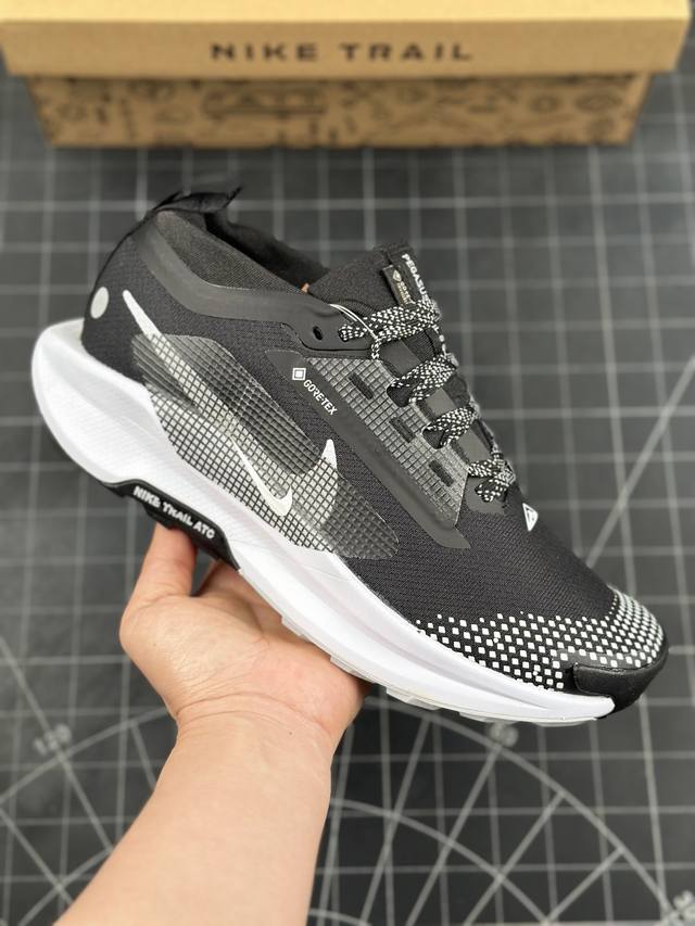 公司级nike Reactx Pegasus Trail 5 Gtx 越野跑步鞋 登月兼顾迅疾外观和稳固脚感 后跟覆面和中足动态支撑巧妙融合 缔造稳定顺畅的迈步