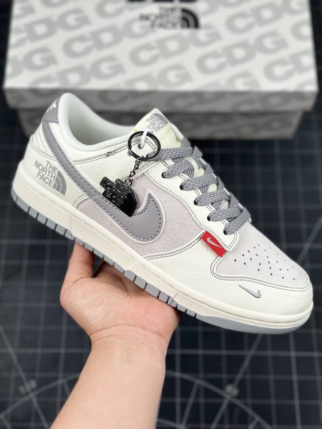 Nk Sb Dunk Low 北面联名 米灰红标 周年高端定制 低帮休闲板鞋 #定制鞋盒 大厂纯原品质出货 超高清洁度 皮料切割干净无任何毛边 细节完美 货号：