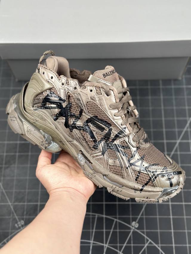 Xa版 巴黎世家 Balenciaga 巴黎世家runner运动鞋 不含皮运动鞋，网布材质，磨损效果，鞋头边缘印有尺码，背面浮印尺码，外侧印有跑者徽标，鞋舌刺绣