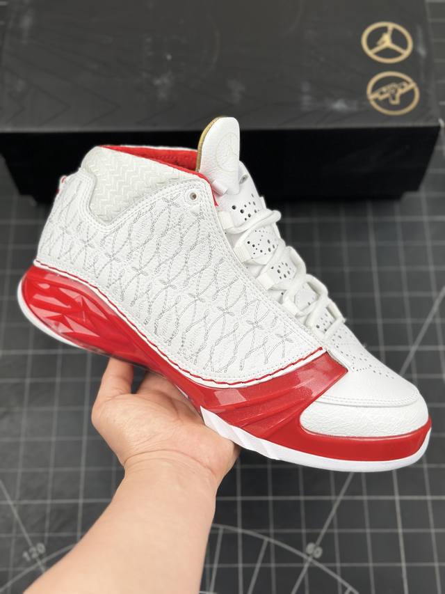 公司级air Jordan 23 Retro Sp 舒适 高帮复古篮球鞋 独特的半透明橡胶外底展示其身份 同时以优质针织鞋面搭配氯丁橡胶鞋领和脚踝松紧绳 提升舒