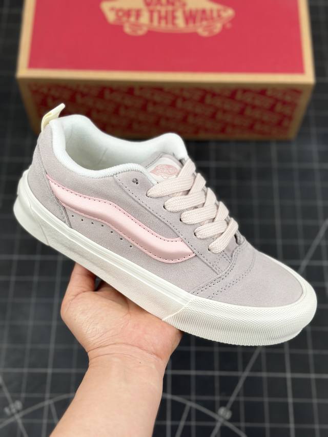 万斯 Vans Knu-Skool 面包鞋 坎普尔 茱利安系列低帮复古硫化休闲运动板鞋“肥胖版大logo” 要说整个年最为热门的鞋型之一， 面包鞋 绝对值得一提