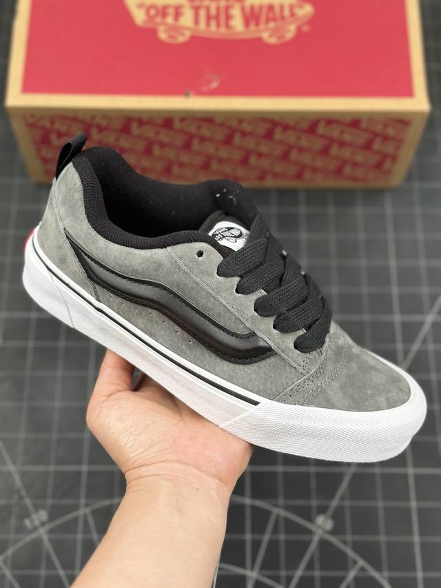 万斯 Vans Knu-Skool 面包鞋 坎普尔 茱利安系列低帮复古硫化休闲运动板鞋“肥胖版大logo” 要说整个年最为热门的鞋型之一， 面包鞋 绝对值得一提