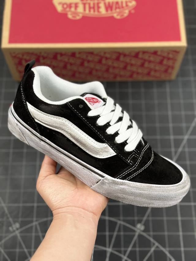 万斯 Vans Knu-Skool 面包鞋 坎普尔 茱利安系列低帮复古硫化休闲运动板鞋“肥胖版大logo” 要说整个年最为热门的鞋型之一， 面包鞋 绝对值得一提