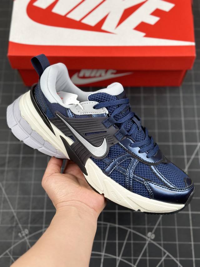 公司级nike V2K Run 复古单品 复古老爹鞋跑步鞋 鞋款被命名为 Runtekk 设计上借鉴了 2000 年的跑鞋风格 配色上以金属银为主调 简练又有复