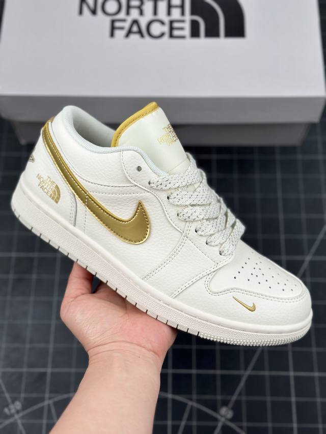 Air Jordan 1 Low Aj1乔1 “金勾白面北面联名定制款” 低帮休闲运动板鞋 个性的设计风格以及品牌的经典元素 使其成为一双具有独特身份和价值的鞋