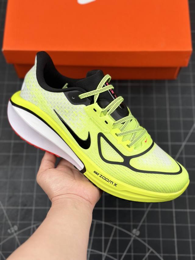 公司级耐克nike Air Zoom Vomero 17 网面徒步运动缓震跑步鞋 全新配色内置双zoom气垫 Vomero是耐克旗下的运动鞋系列，Vomero是